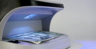 Diferentes modelos de detectores portátiles de billetes falsos, mostrando opciones con luz UV, sensores magnéticos e infrarrojos.